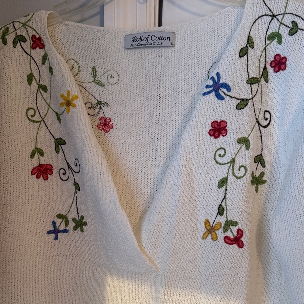 Ball of Cotton Floral Embroidered V-Neck Sweater - White